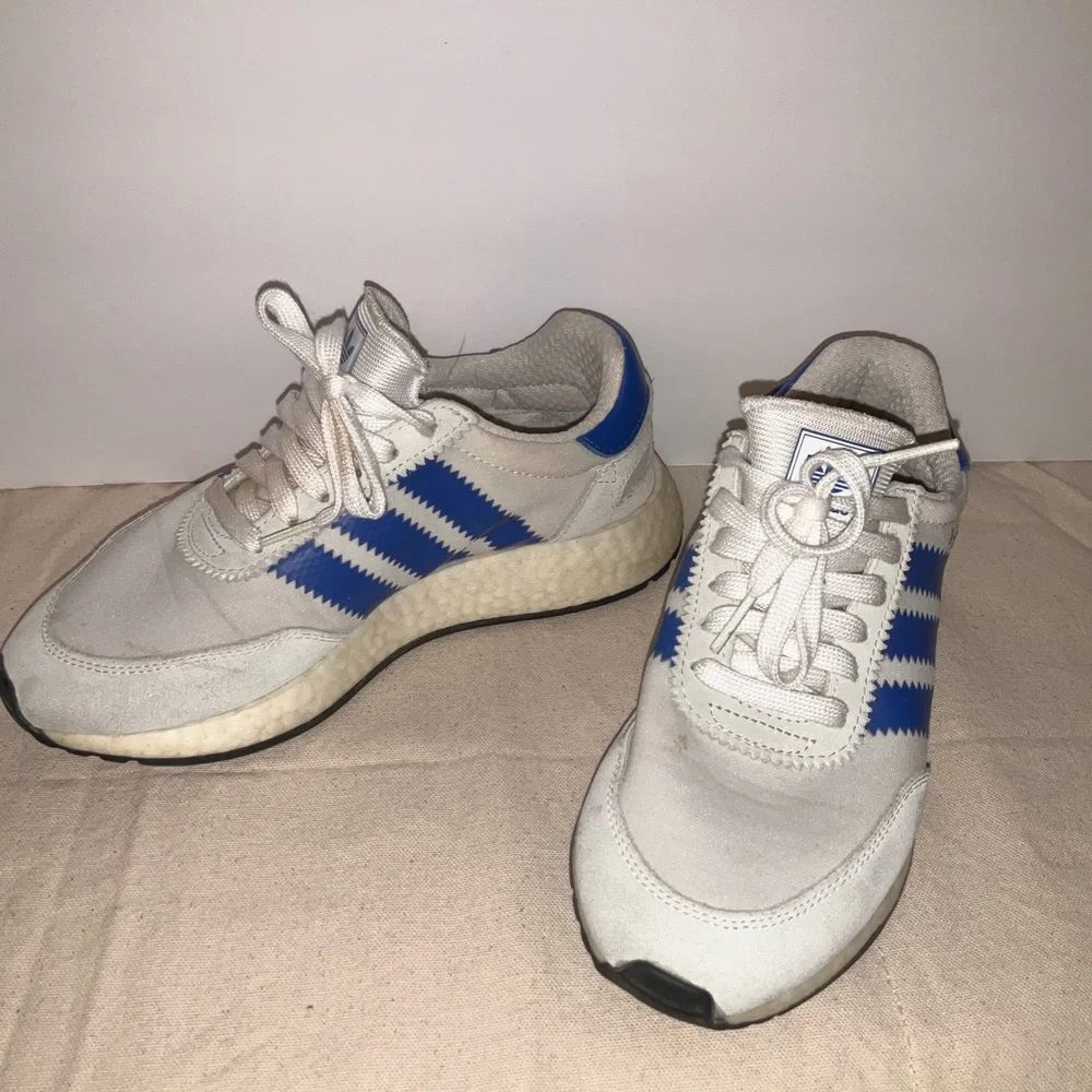 Adidas Men’s size 5 Classic White & Blue Trainers I-5923 Retro Runners Woman 6.5